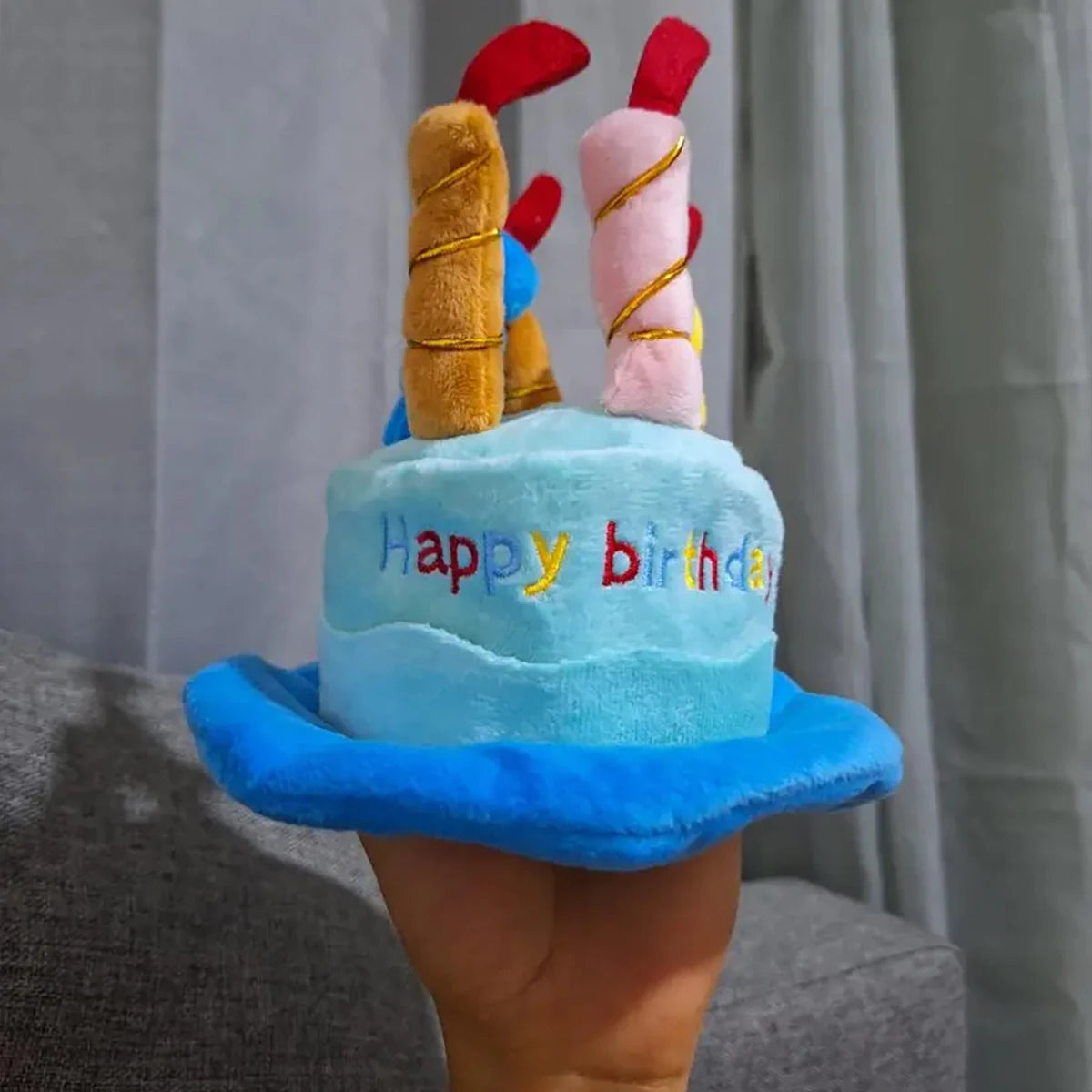 Buntes Geburtstagshut für Haustiere mit blauem Kuchenmotiv und Glückwunschnachricht.