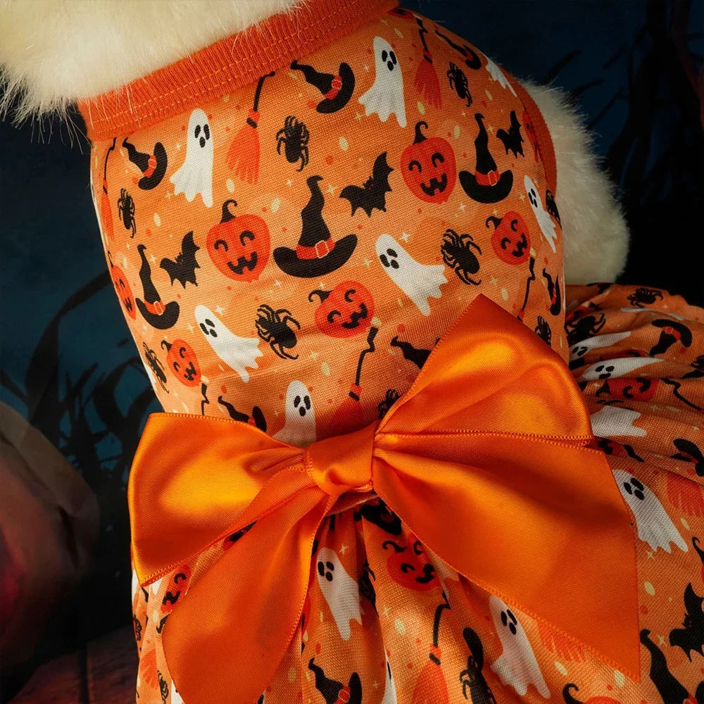 Vestido de cosplay para perro naranja con estampado de calabazas y murciélagos y un lazo naranja brillante.
