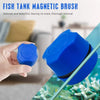 Une main tient un outil de brosse magnétique bleu pour nettoyer des aquariums, avec une plante aquatique verte visible.