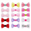 Colección de clips y lazos de pelo de mascotas en rosa, morado y verde para aseo de perros y gatos.