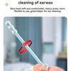 Una mano gira suavemente un hisopo claro y espiral para limpiar el cerumen del oído.