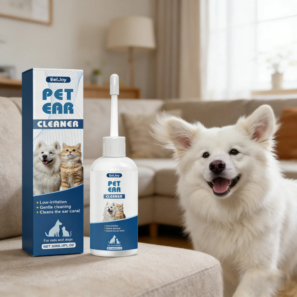 Eine Flasche Pet Ohrenreiniger neben einem flauschigen weißen Hund mit sichtbarer Verpackung