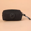 Distributeur de sacs à viande noir avec un écusson croix circulaire noir fixé à un clip en carabiner métallique
