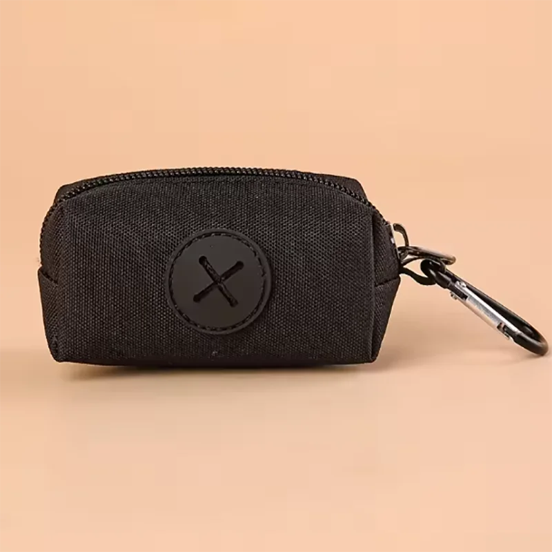 Distributeur de sacs à viande noir avec un écusson croix circulaire noir fixé à un clip en carabiner métallique