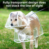 Ein hellbrauner Hund trägt einen vollständig transparenten Hundewaschmantel auf grünem Gras.