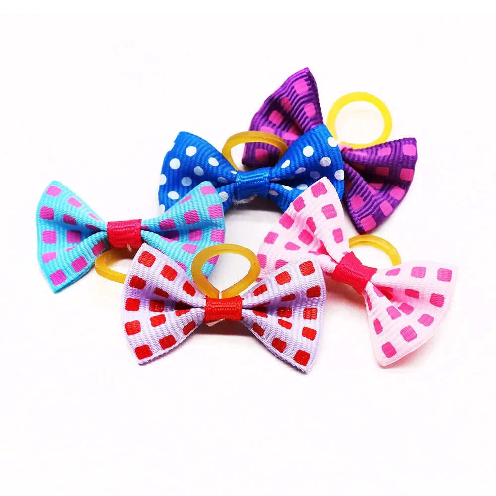 Collection de nœuds en tissu colorés faits à la main pour animaux : violet, bleu, rose et jaune.