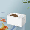 Mangeur automatique WiFi blanc pour poissons d'aquarium, avec des poissons à proximité.