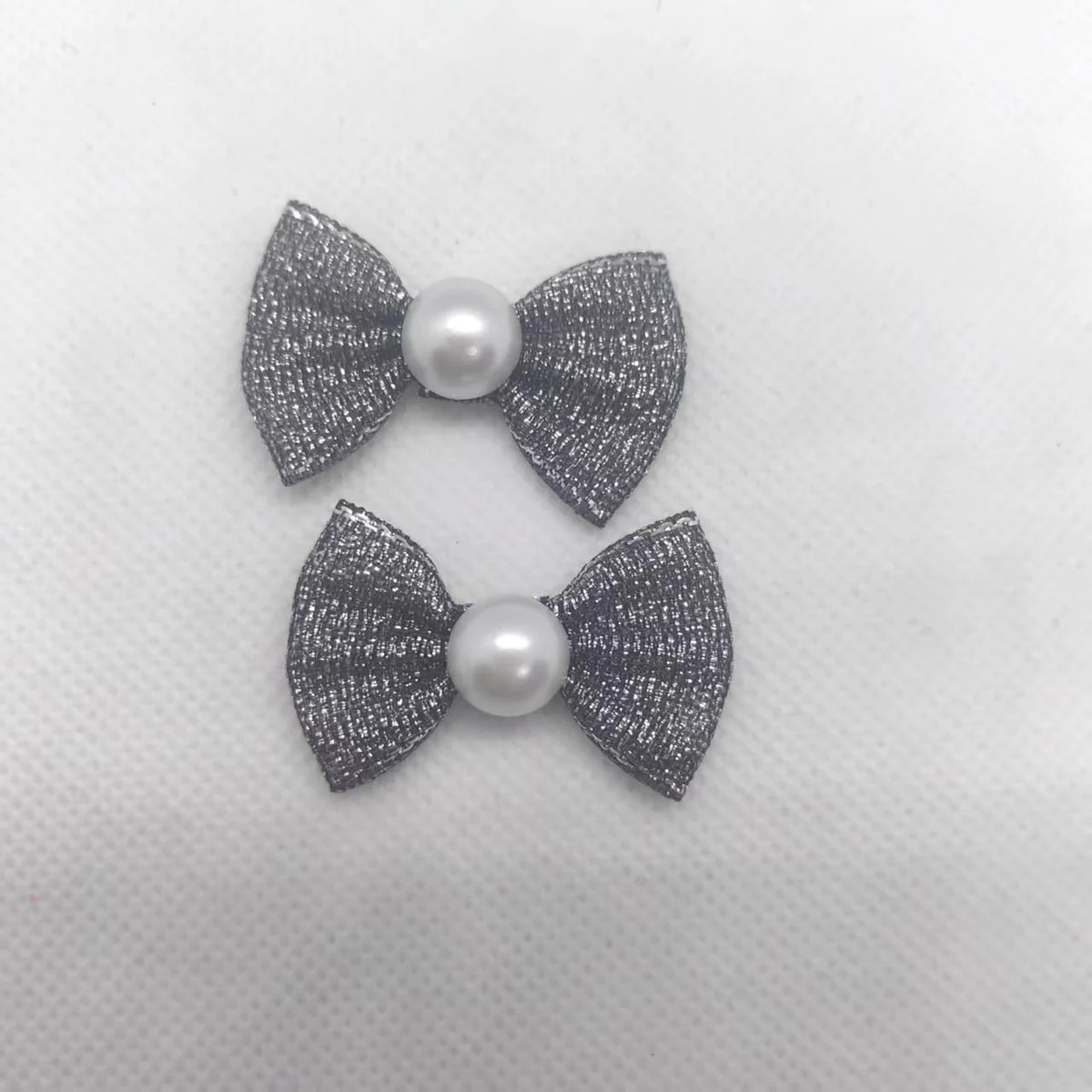 Ein Set aus zwei silbernen glitzernden Welpe-Halsbändeln mit Perlen-Mittelpunkten für das Tierpflegegrooming.