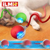 Eine Katze interagiert mit einem selbstbewegenden automatischen Spielball mit LED-Schwanz, gezeigt neben dem Produkt.