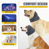 Golden Retriever mit grauer Stoffmütze und Ohrenschutz, demonstriert den Komfort-Design für Hunde.