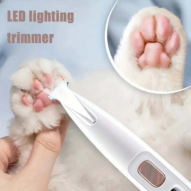 قاطع إضاءة LED أبيض يُستخدم لتقليم مخلب حيوان أليف، مع لقطة مقربة للمخلب المقصوص.