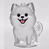 Figurine stylisée d'une tête de chien blanc aux grandes oreilles et à la gueule ouverte.