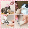 Ein Multi-Tool für Tierpflege wird an einer Katze verwendet, mit verschiedenen Pflegewerkzeugen wie Scheren und Bürsten.