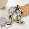 Un lot de foulards en coton classiques avec motif floral beige et vert sur fond blanc.
