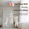 Eine weiße Katze wird von einem rosa automatischen elektrischen Spielzeug namens Cat Yoyo Ball gehoben.