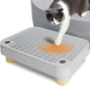 Eine graue und weiße Katze tritt auf eine abnehmbare, wasserdichte Katzentoilette-Stufe für einfacheren Zugang.