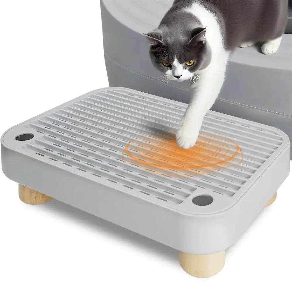 Eine graue und weiße Katze tritt auf eine abnehmbare, wasserdichte Katzentoilette-Stufe für einfacheren Zugang.
