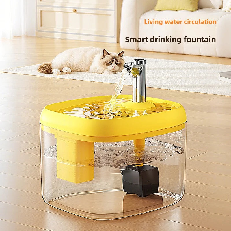 Fontaine à eau automatique jaune clair avec bec argenté sur un plancher en bois près d'un chat.