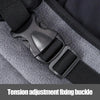 Ajustement de tension noir fixant la boucle sur un harnais en tissu gris.