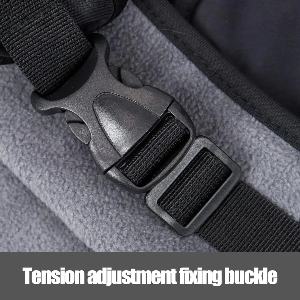 Ajustement de tension noir fixant la boucle sur un harnais en tissu gris.