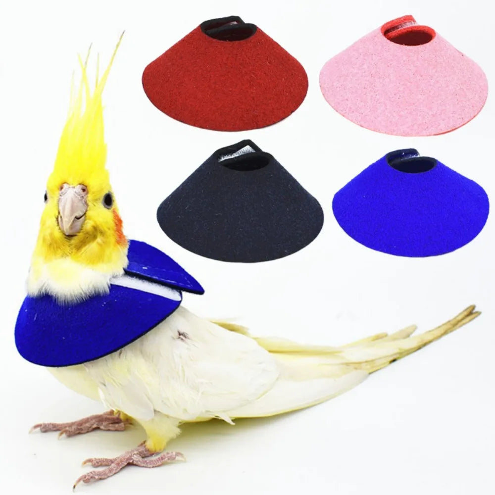 Un pájaro amarillo y blanco con un collar azul, junto a varios collares de fieltro de colores.