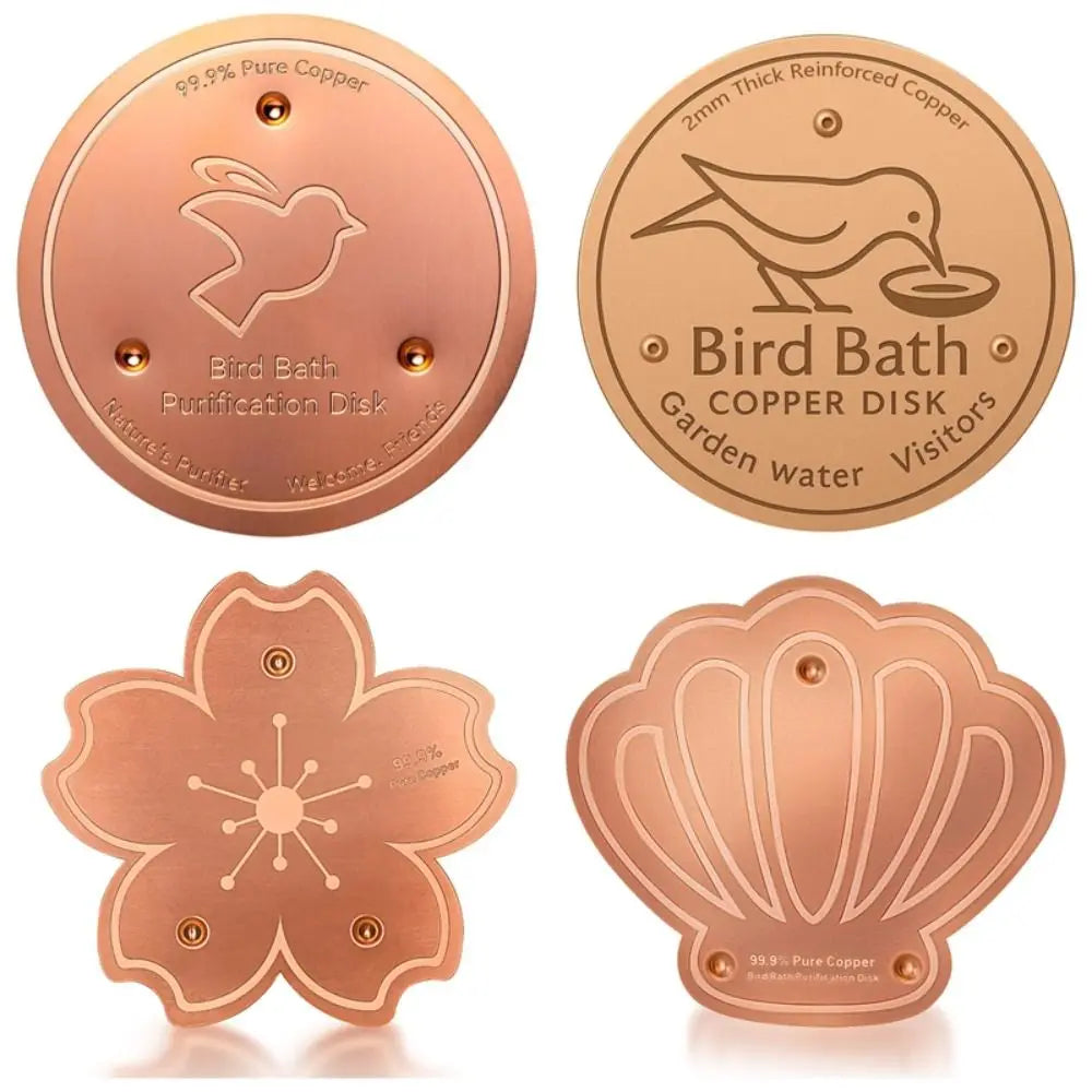 Un ensemble de disques pour bain d'oiseaux en cuivre, incluant un disque rond et un disque en forme de fleur.