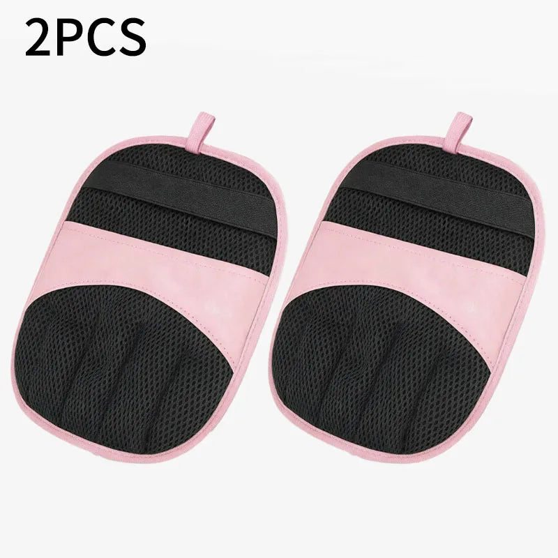 Ein Paar rosa und schwarze wiederverwendbare Fellentfernungshandschuhe für Hunde und Katzen.