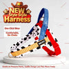 Harnais pour chien à motifs rouge et blanc avec sangle bleue, conçu pour un port confortable.
