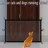 Vue rapprochée d'une grille en filet marron installée sur une porte en bois, conçue pour empêcher les chats et chiens de s'en