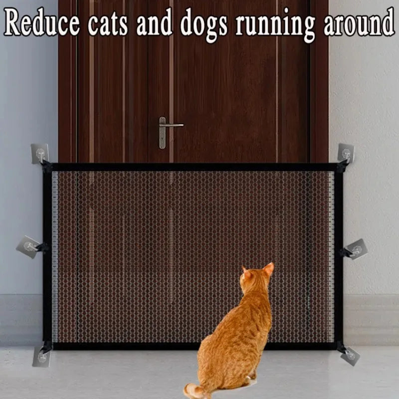 Vue rapprochée d'une grille en filet marron installée sur une porte en bois, conçue pour empêcher les chats et chiens de s'en
