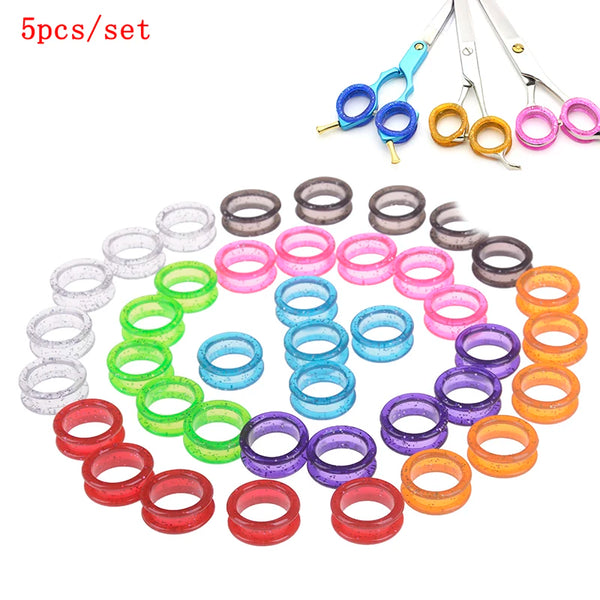 Un juego de 5 tijeras de silicagel de colores para estilizar y dar forma al cabello.