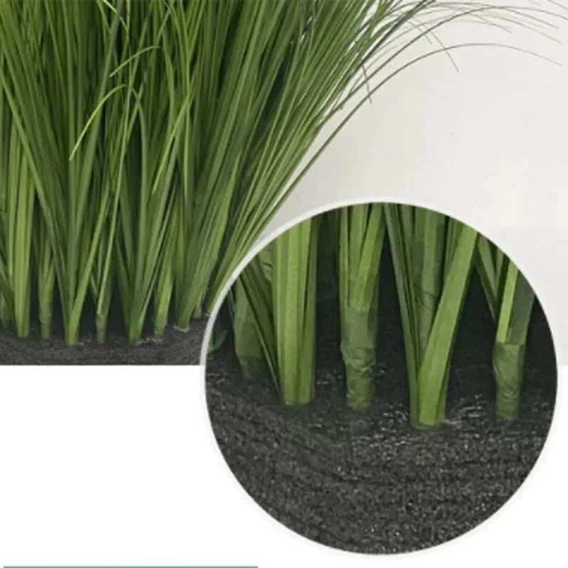 Gros plan de plantes décoratives de jardin miniatures d'oignon vert poussant dans de la terre sombre.
