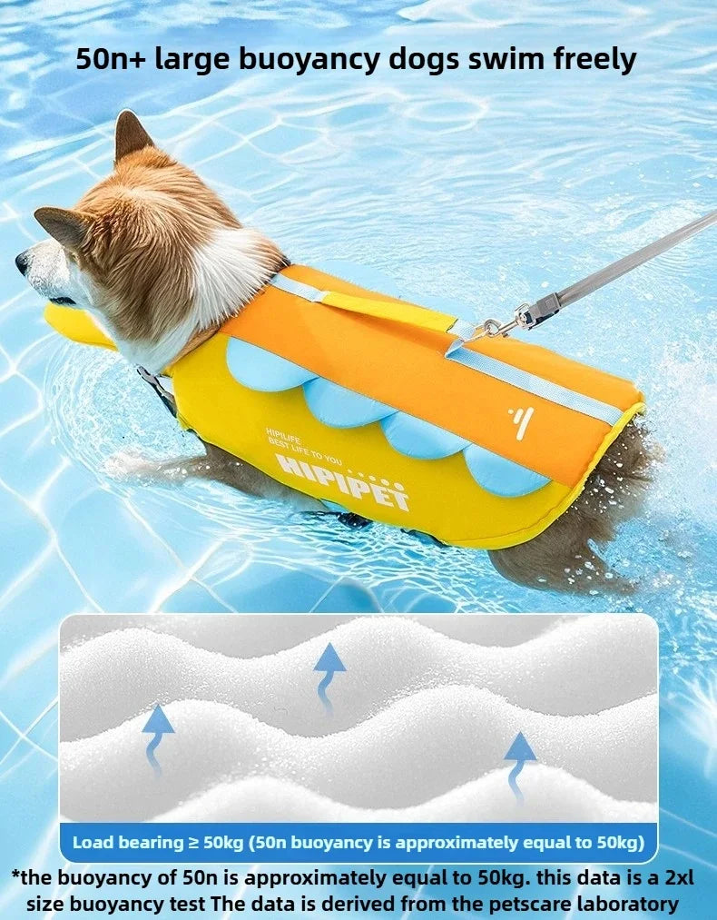 Un perro con chaleco salvavidas amarillo nada en agua azul.