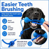 Un perro negro usando un juguete masticable dental azul para ayudar a cepillarse los dientes.
