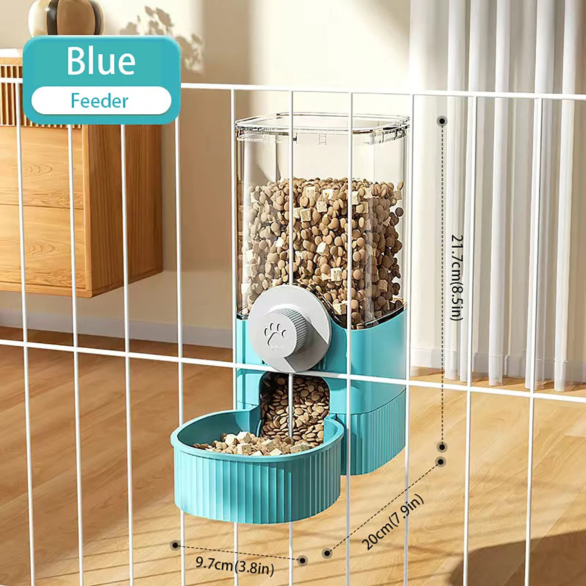 Un bol distributeur automatique pour animaux bleu dans une cage de fils sur un plancher en bois.