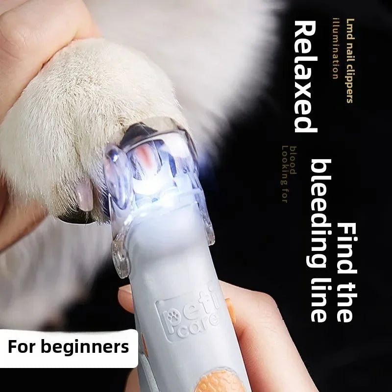 Una mano sostiene unas tijeras para uñas de mascota con una luz LED brillante, demostrando su uso para recortar las uñas de l
