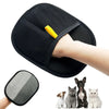 Schwarzes Fellentfernungs-Grooming-Handschuh wird an einer Hand verwendet, mit mehreren Katzen und einem Hund darunter sichtb