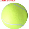 Une balle de tennis vert lime vif avec une couture blanche, mesurant 24 cm ou 9,5 pouces.