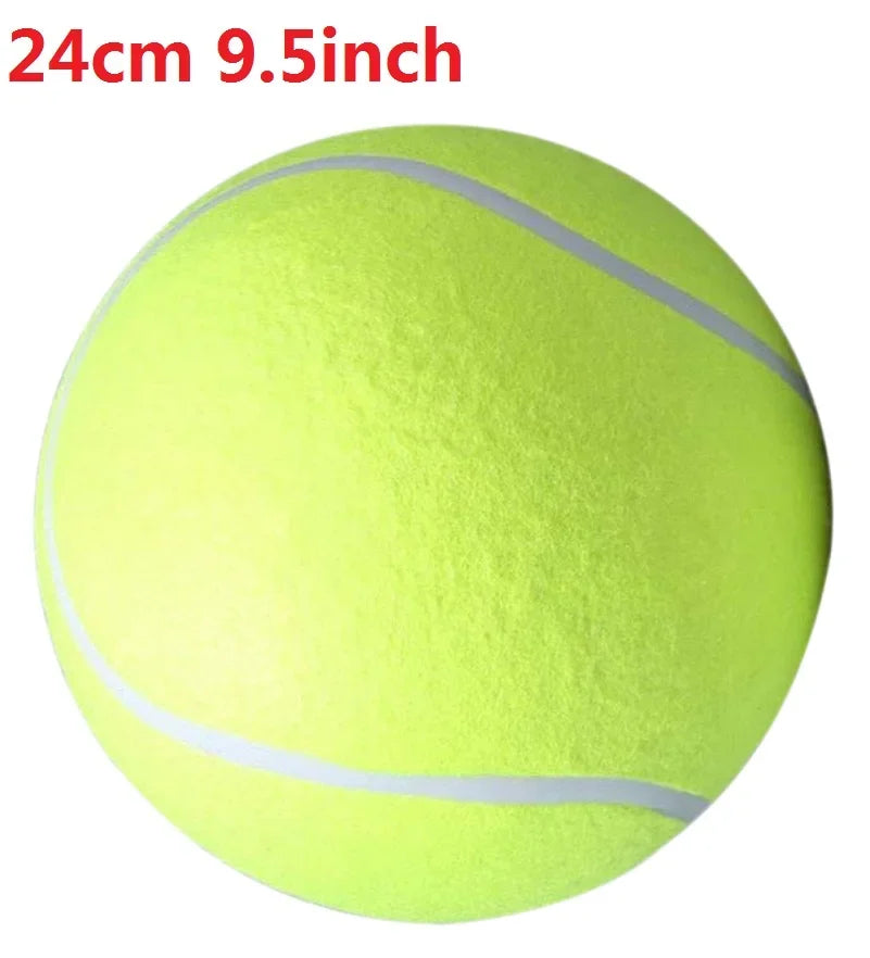 Une balle de tennis vert lime vif avec une couture blanche, mesurant 24 cm ou 9,5 pouces.