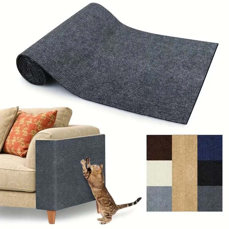 Dunkelgraue Katzenkratzmatte gerollt neben einer Tabby-Katze, zeigt Textur und Größe.