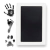 Un kit rectangulaire blanc contenant quatre empreintes de pattes d'animaux pour souvenirs.