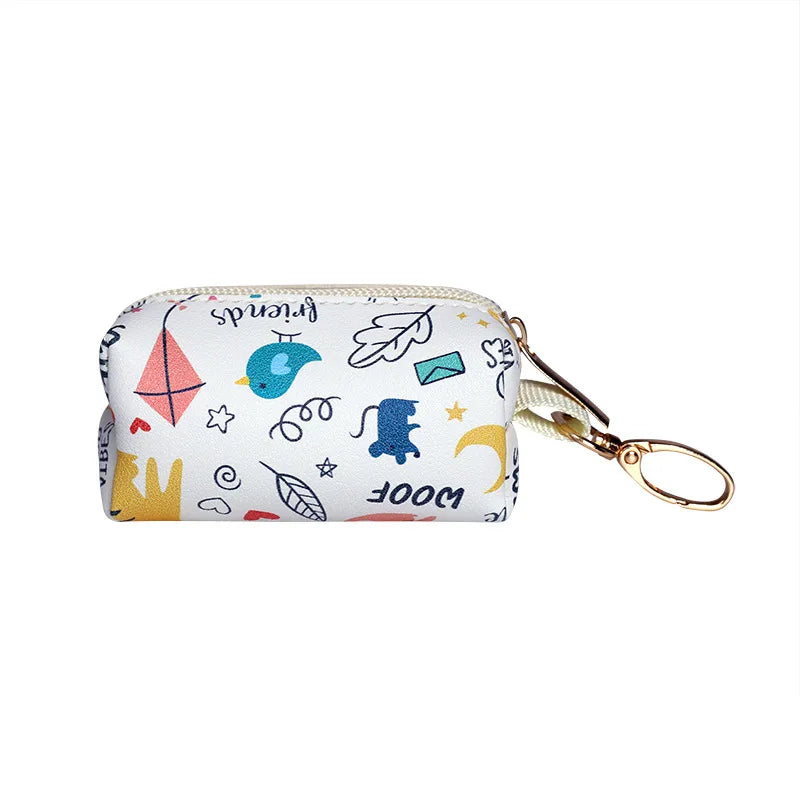 Dispensador de bolsas para excrementos de mascotas de tela blanca con garabatos coloridos de hojas, estrellas y silueta de pe