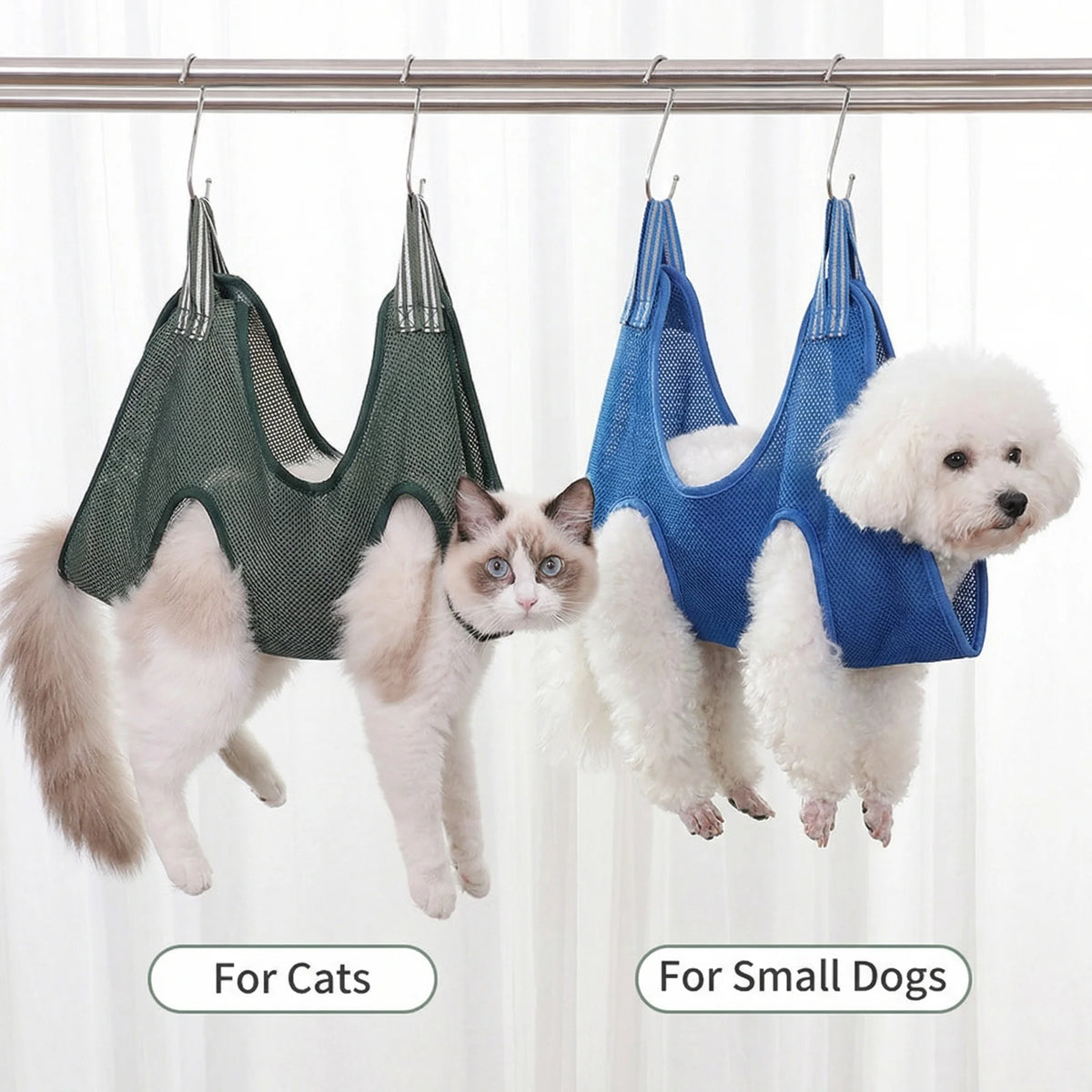 Ein Paar Tierpflege-Hängematten, eine grün für Katzen und eine blau für kleine Hunde, hängen an einem Stab.