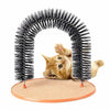 Ein flauschiges orange Kätzchen ruht auf einer interaktiven Katzen-Grooming-Massagebürste mit schwarzen Borsten.