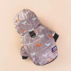 Abrigo térmico acolchado con capucha para perros y gatos en color lila claro o gris.