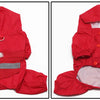 Un imperméable rouge pour chien, plat.