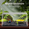 Enclos pour reptiles en acrylique transparent avec couvercle en verre, substrat sombre et petit lézard vert à l'intérieur.