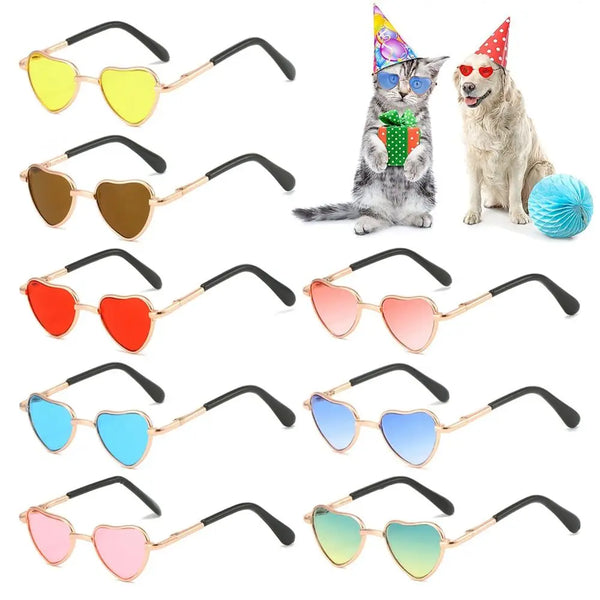 Eine Sammlung lustiger herzförmiger Hund- und Katzen-Sonnenbrillen in verschiedenen Farben und Designs.