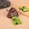 Un dispensador de bolsas para excrementos de perro de silicona marrón con una bolsa verde, mostrado sobre una superficie de m