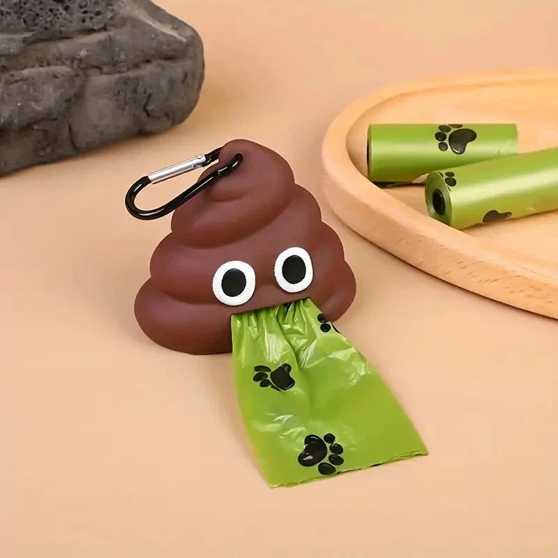 Un dispensador de bolsas para excrementos de perro de silicona marrón con una bolsa verde, mostrado sobre una superficie de m